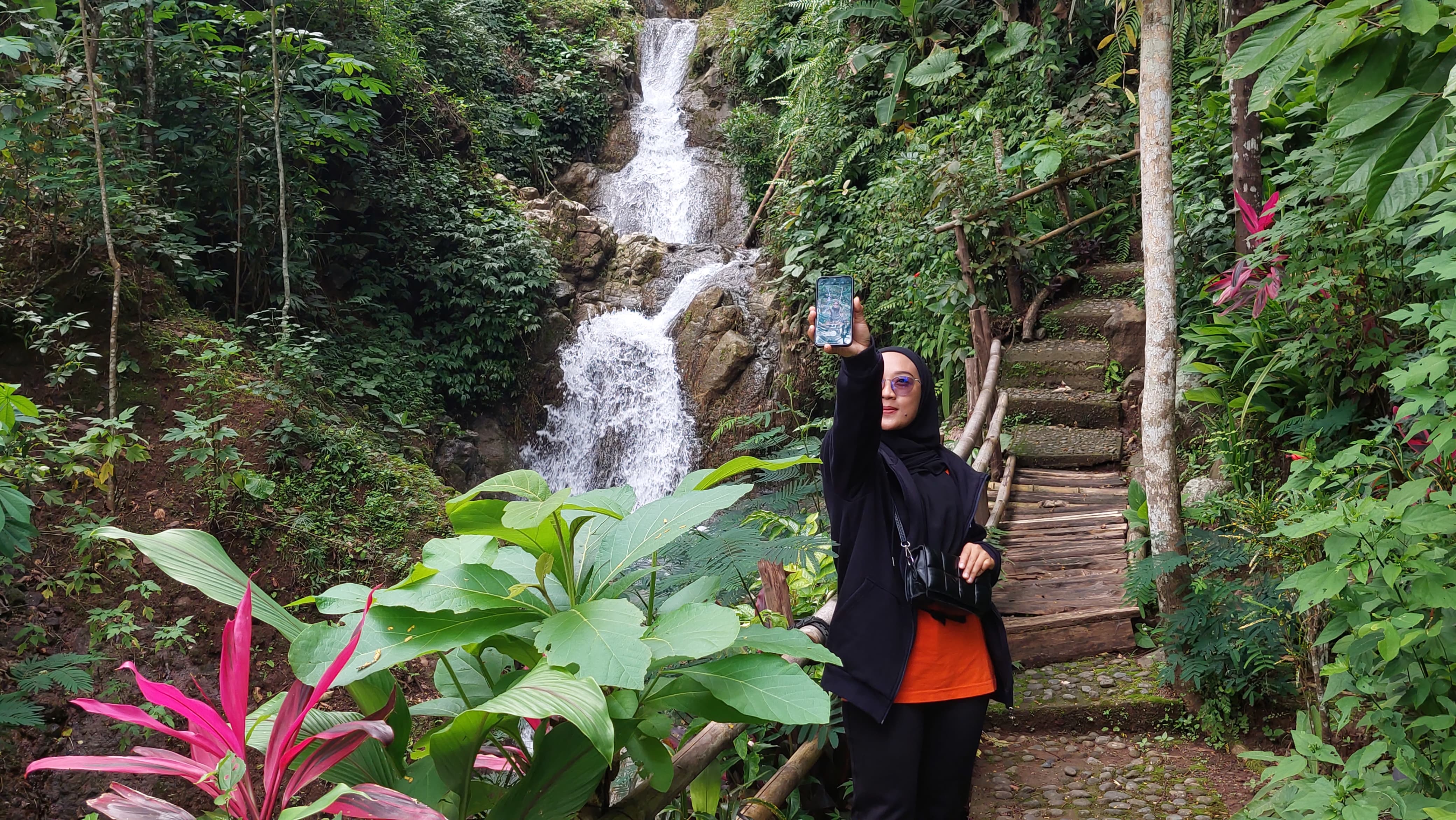 &nbsp;  TERSEMBUNYI: Pengunjung menikmati suasana Air Terjun Sebatung  &nbsp;