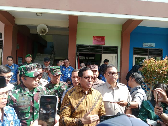 TURUN LAPANGAN: Kepala Kantor Komunikasi Kepresidenan Hasan Nasbi saat meninjau MBG di SD Negeri Sinduadi Timur Jumat (17/1/2025).