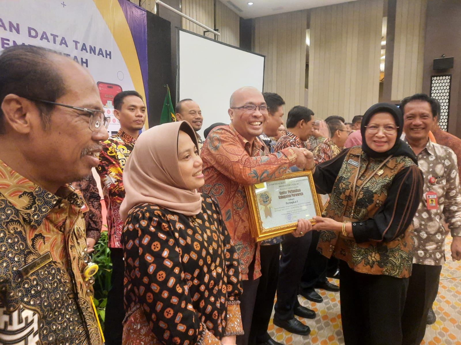 BPN Purworejo untuk Radar Jogja  Kepala BPN Purworejo Andri Kristanto saat menerima penghargaan di Semarang pada Selasa (14/1) lalu.