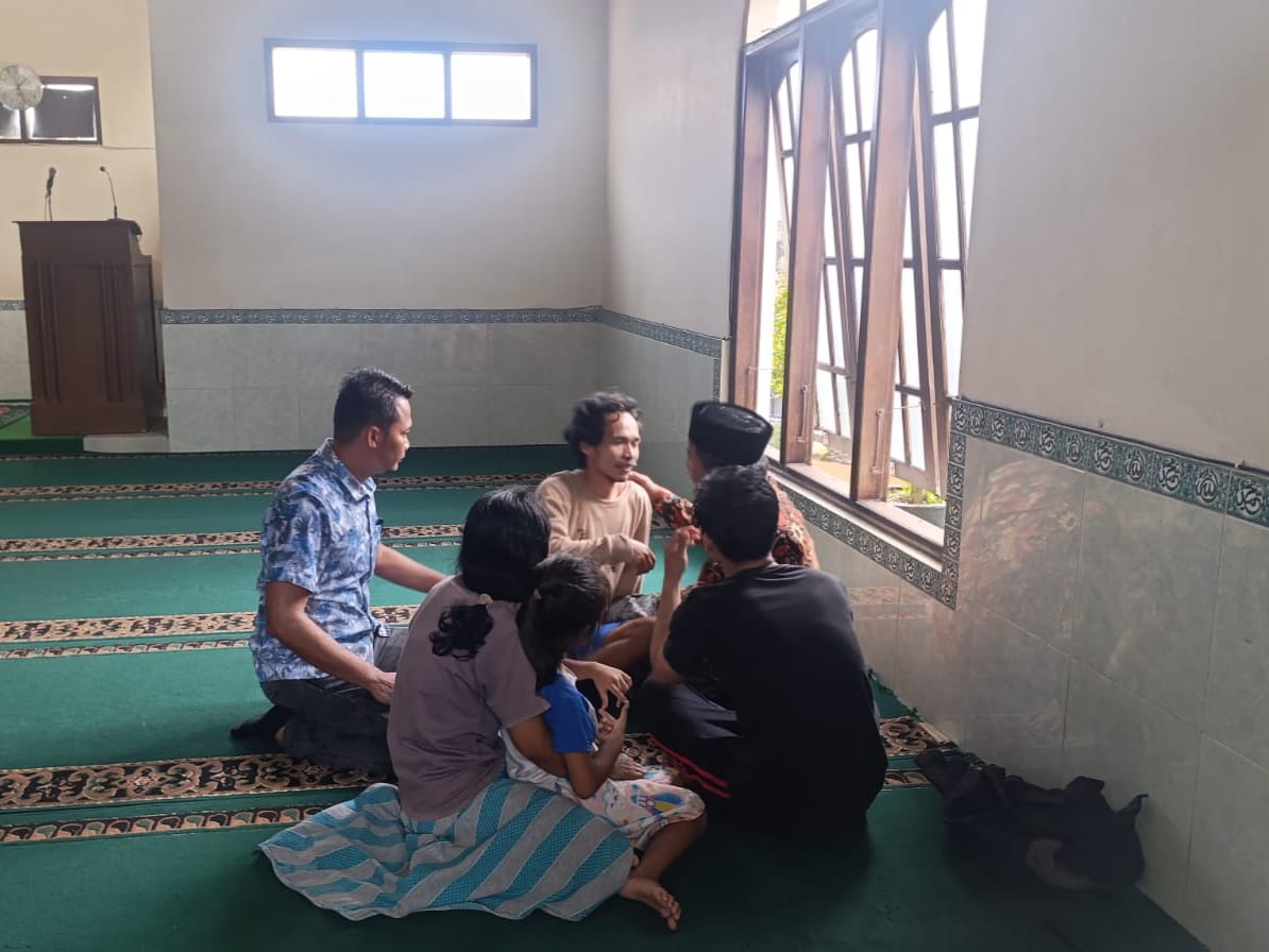 NEGOSIASI: Polisi bersama kepala Desa Polengan berupaya melakukan mediasi dengan SD yang menyekap lima anggota keluarganya, Jumat (17/1/2025).