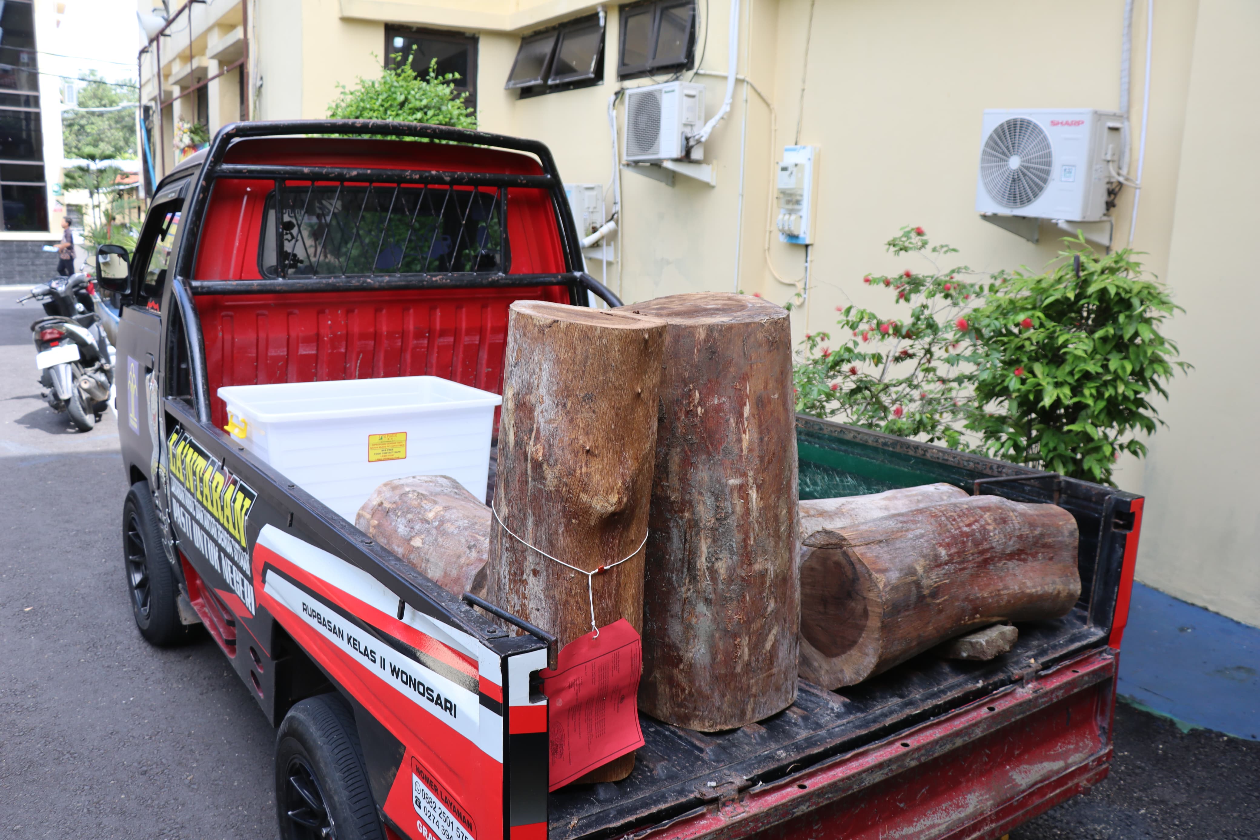 Barang bukti kasus pencurian kayu di lobby Polres Gunungkidul, Kamis (16/1/2025).