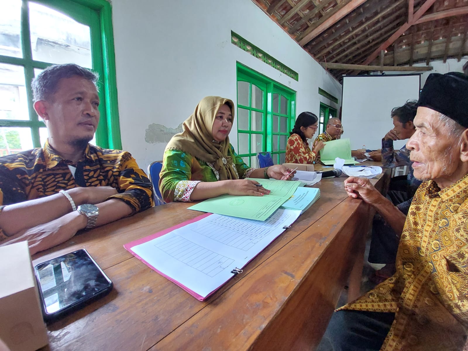TERBIT: Warga Banjarsari membuat sertifikat setelah melakukan pemecahan dan merelakan tanahnya.&nbsp;