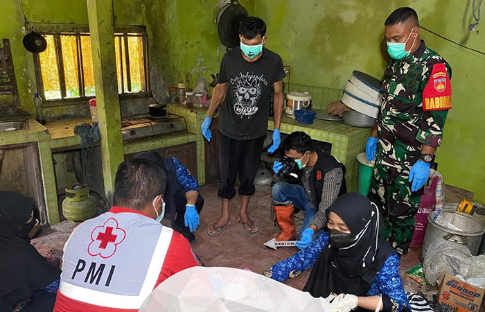 Petugas Puskesmas dan Polsek Bagelen, Inafis serta Satreskrim Polres Purworejo olah TKP peristiwa pria ODGJ gantung diri di wilayah Bagelen, Jumat (17/1).
