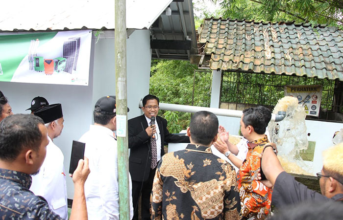 PERTAMA: Kades Krandegan Dwinanto (pakai jas) memaparkan inovasi PLTS di desanya kepada tamu undangan di peringan Hari Desa Nasional, Sabtu (18/1).