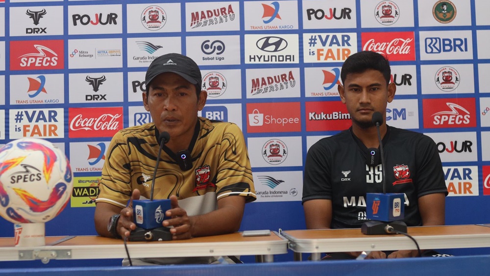 Pelatih caretaker Madura United, Rakhmat Basuki dalam sesi pers pre-match kontra PS Barito Putera (LIB)