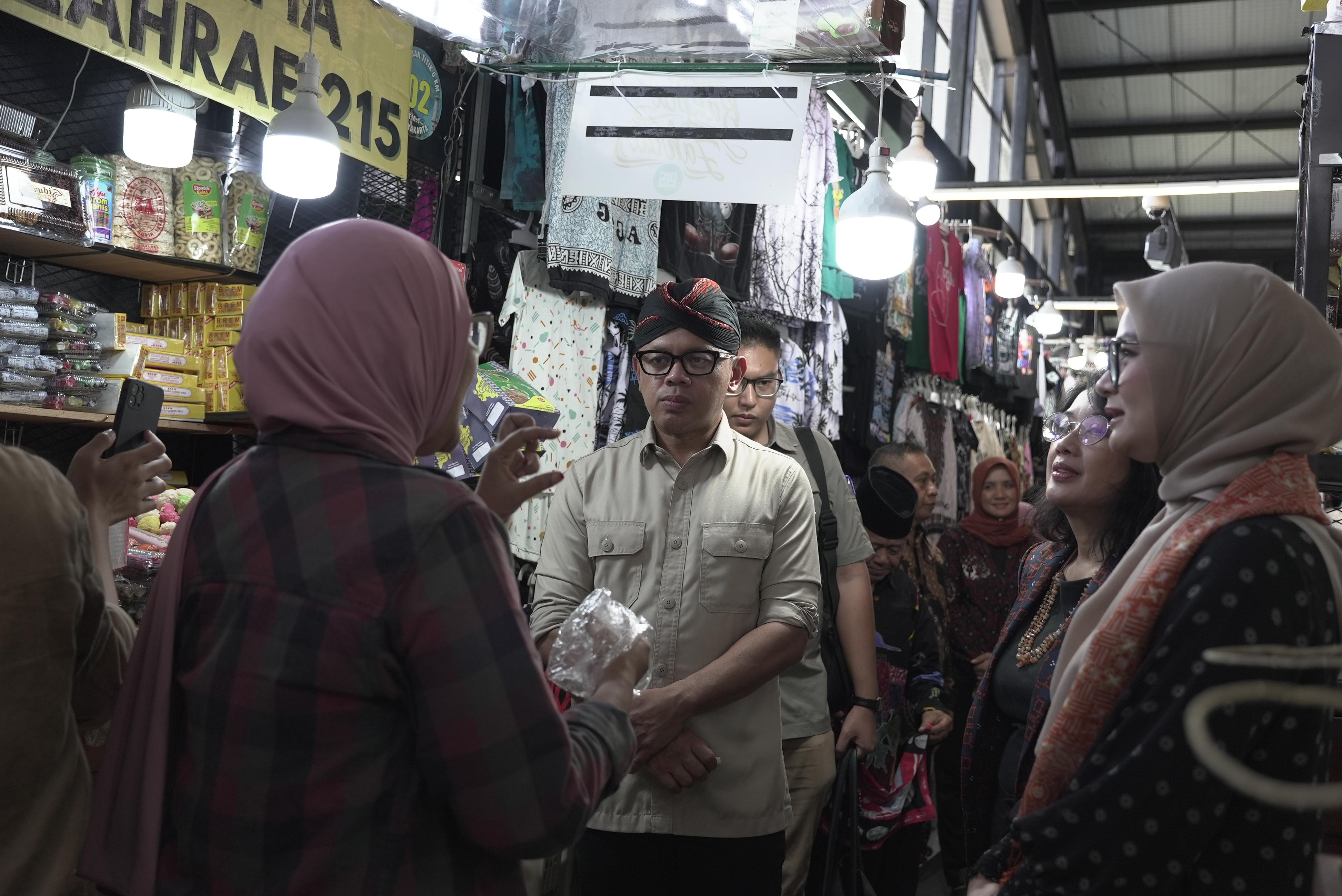 APRESIASI: Wakil Menteri Dalam Negeri (Wamendagri), Bima Arya&nbsp; melakukan kunjungan ke Teras Malioboro, Minggu (19/1).