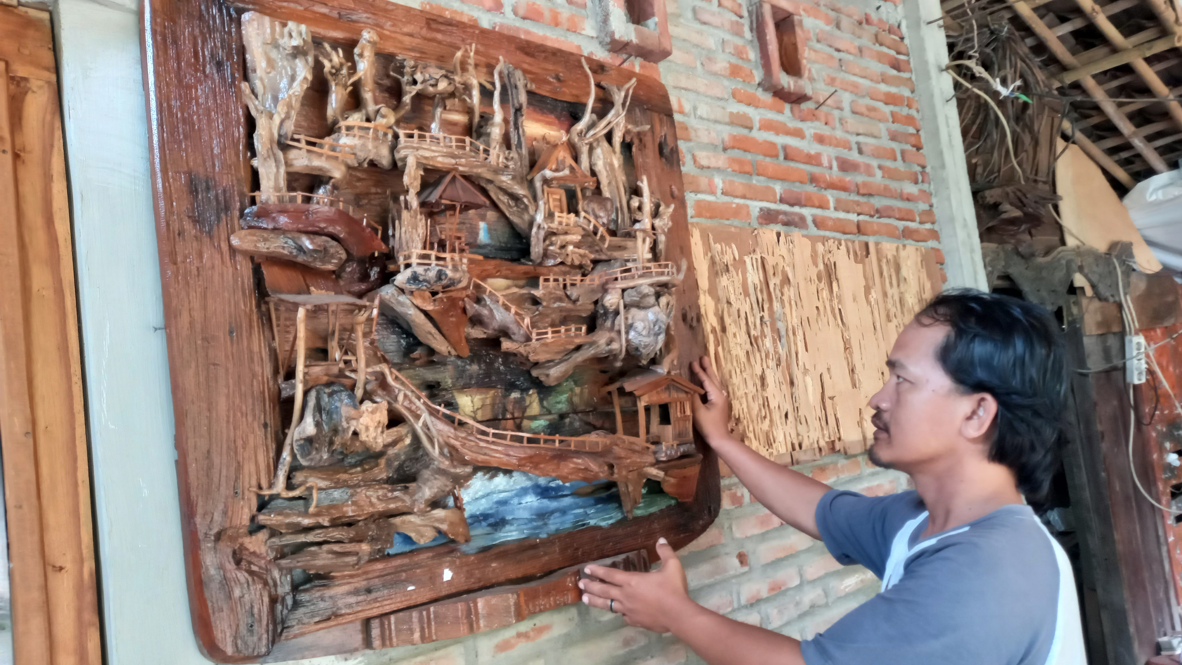HIDUP: Pembuatan hiasan interior ruangan (rumah atau perkantoran) yang estetik dengan bahan baku limbah kayu.