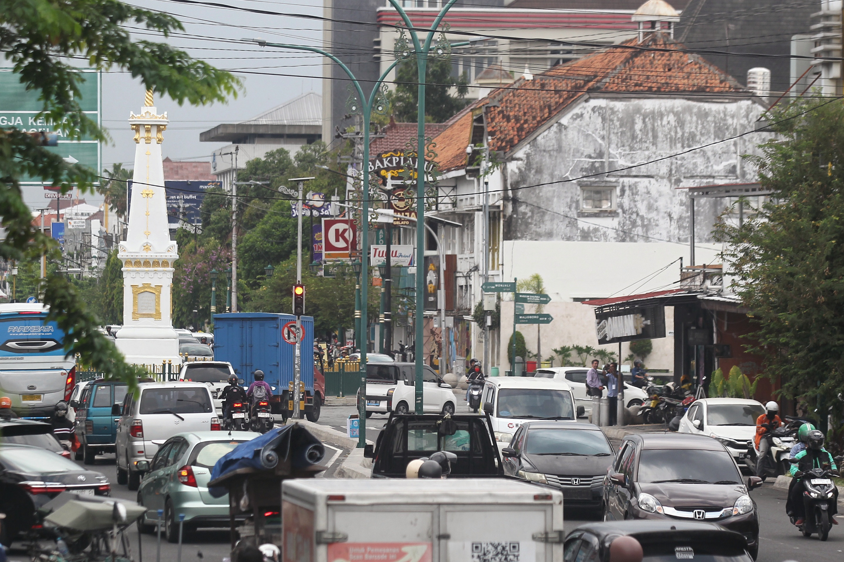 KAWASAN PADAT: Pengendara kendaraan bermotor melintas di Jalan Diponegoro, Kota Jogja, Minggu (19/1).