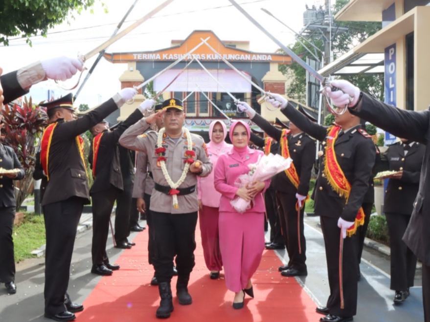PEJABAT BARU : Kedatangan AKBP Eka Baasith bersama istri di Polres Kebumen disambut prosesi upacara pedang pora, Sabtu (18/1).