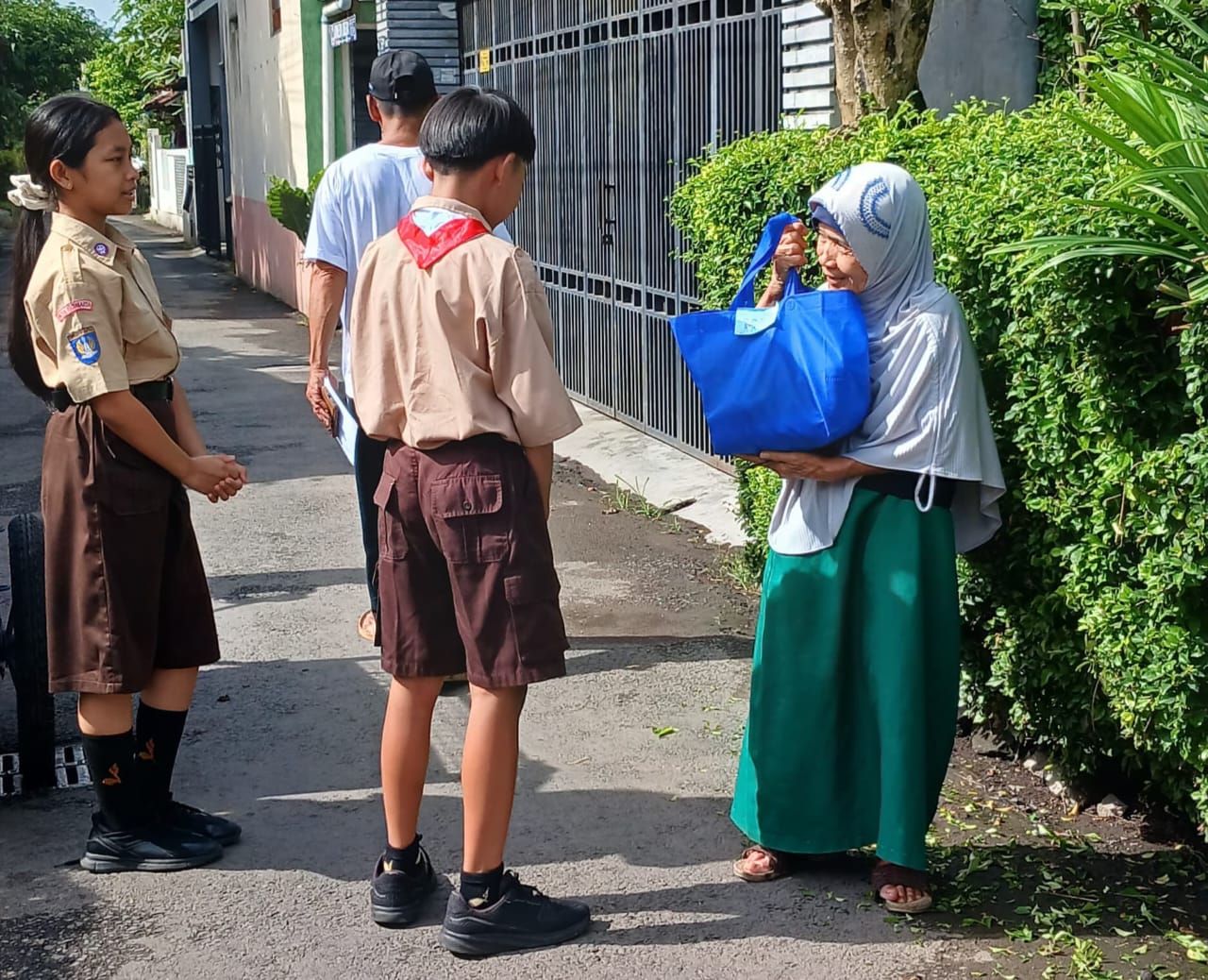BERBAGI - Pelajar SMP Stella Duce 2 Yogyakarta memberikan paket sembako kepada warga sekitar lingkungan sekolah pada Rabu (15/1/2025)  (Doc SMP Stella Duce 2 Yogyakarta untuk Radar Jogja)