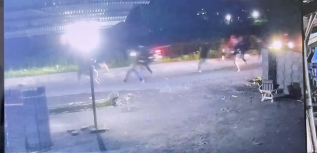 BENTROK: Tawuran antarkelompok pecah di Desa Seloboro, Salam, Minggu dini hari (19/1).