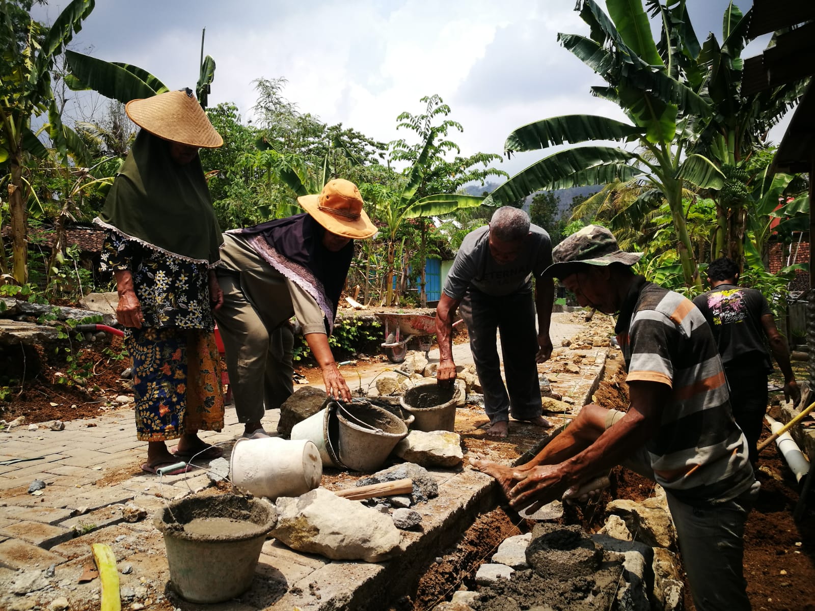 GUYUB: Sejumlah warga ikut terlibat dalam pelaksanaan padat karya infrastruktur.