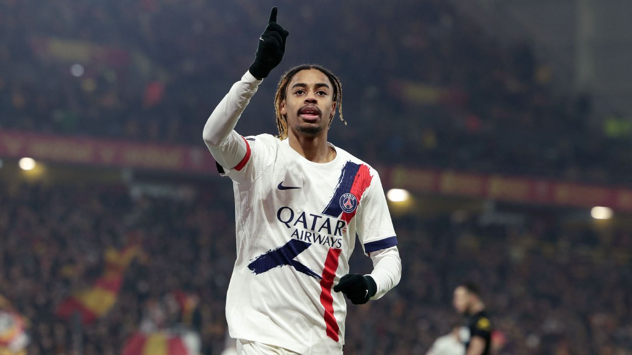 Selebrasi Bradley Barcola usai cetak gol kemenangan bagi PSG atas Lens