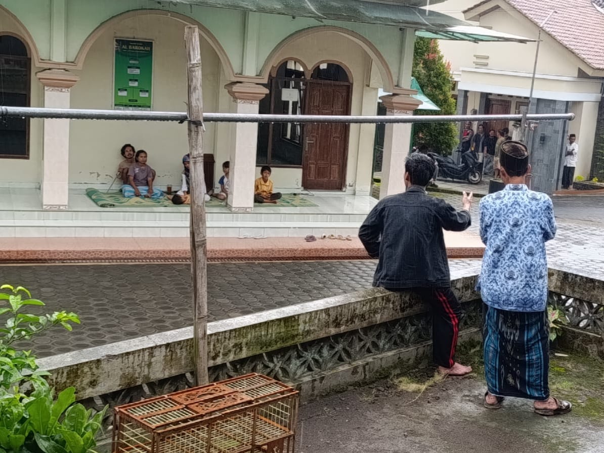 NEGOSIASI: Warga berusaha melakukan mediasi dengan SD yang menyandera anggota keluarganya di serambi Masjid Al-Barokah, Srumbung, Jumat (17/1/2025).