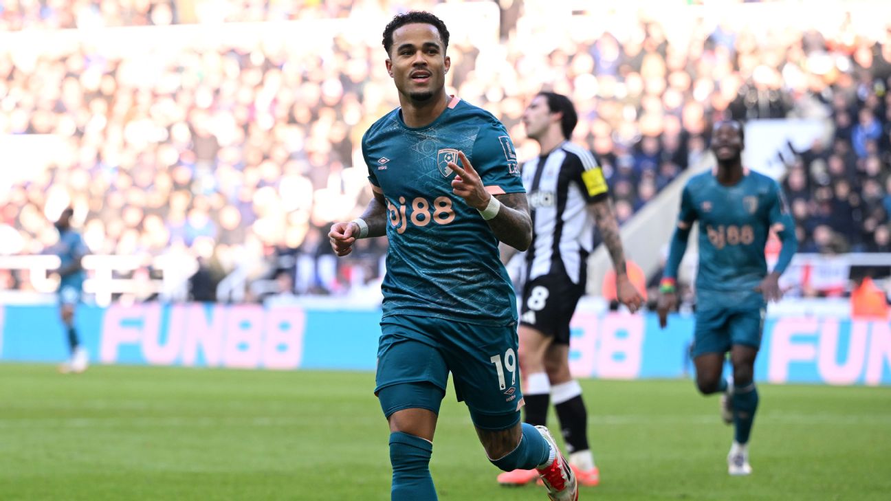 Selebrasi Justin Kluivert yang merupakan putra dari pelatih Timnas Indonesia, Patrick Kluivert saat mencetak hattrick