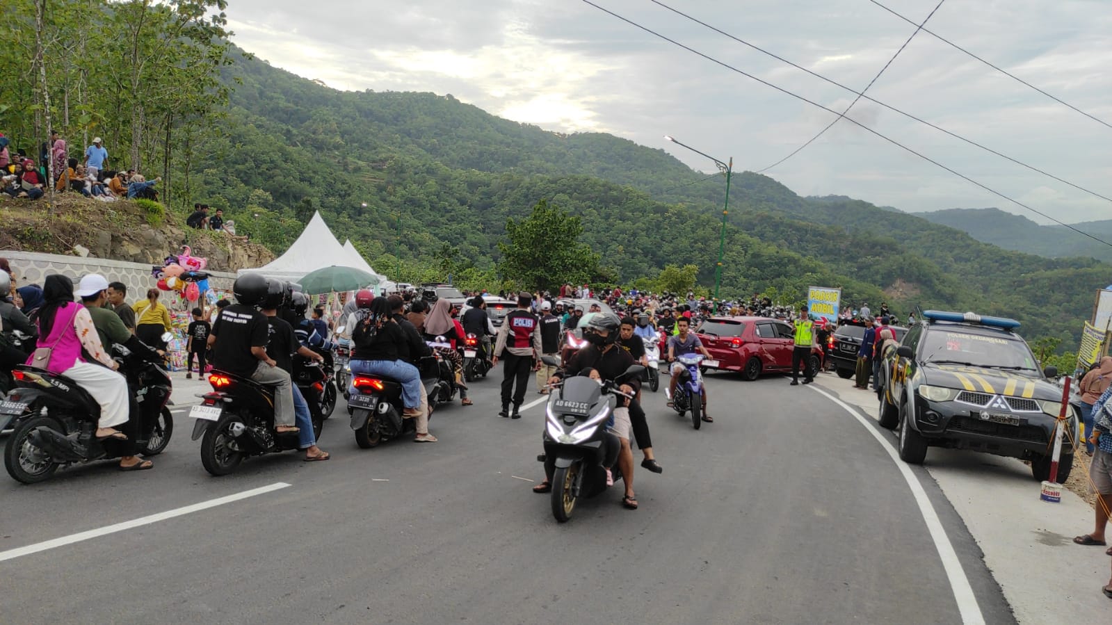 &nbsp;  Ramai Pengunjung: Situasi di Jalan baru tanjakan Clongop tepatnya Hargomulyo - Watugajah, Kalurahan Hargomulyo, Gedangsari, Gunungkidul, Minggu (19/1) kemarin.&nbsp;  &nbsp;