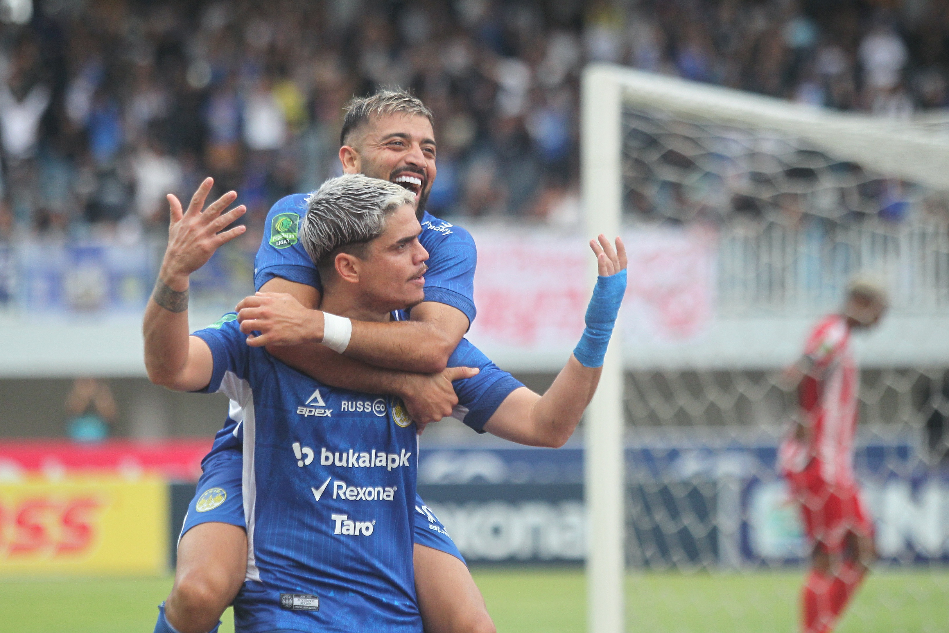 Penyerang PSIM Jogja Rafinha merayakan gol ke gawang Deltras Sidoarjo bersama Omid Popalzay