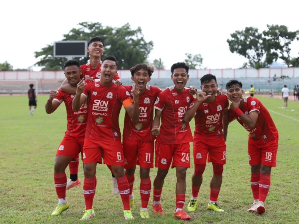 DOMINAN: Pemain Persak Kebumen melakukan selebrasi usai mencetak gol ke gawang Persitema Temanggung pada laga lanjutan Liga 4 Jateng di Stadion Wijayakusuma, Cilacap, Minggu (19/1).
