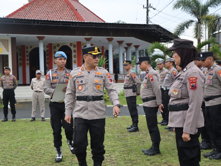 KAPOLRES BARU : AKBP Eka Baasith mengawali tugas sebagai Kapolres Kebumen dengan apel pagi dan pengecekan kesiapan personel.