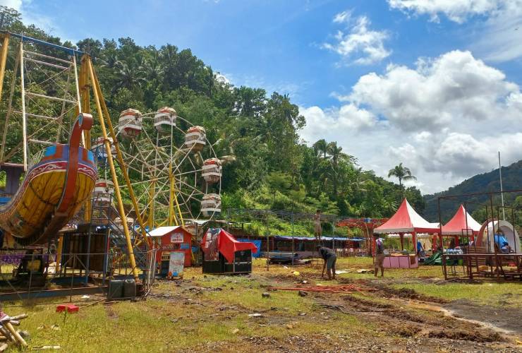 Suasana lokasi Bazar Rakyat dan Wahana Hiburan di Pasar Menoreh, Desa Sedayu, Loano, Purworejo saat siang hari.