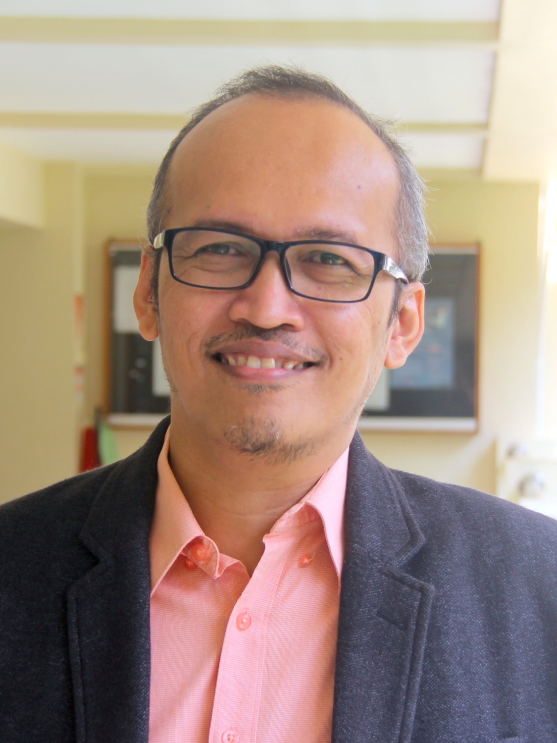 ketua Jurusan Informatika Fakultas Teknologi Industri UII Dr. Raden Teduh Dirgahayu dan suasana kampus UII  &nbsp;