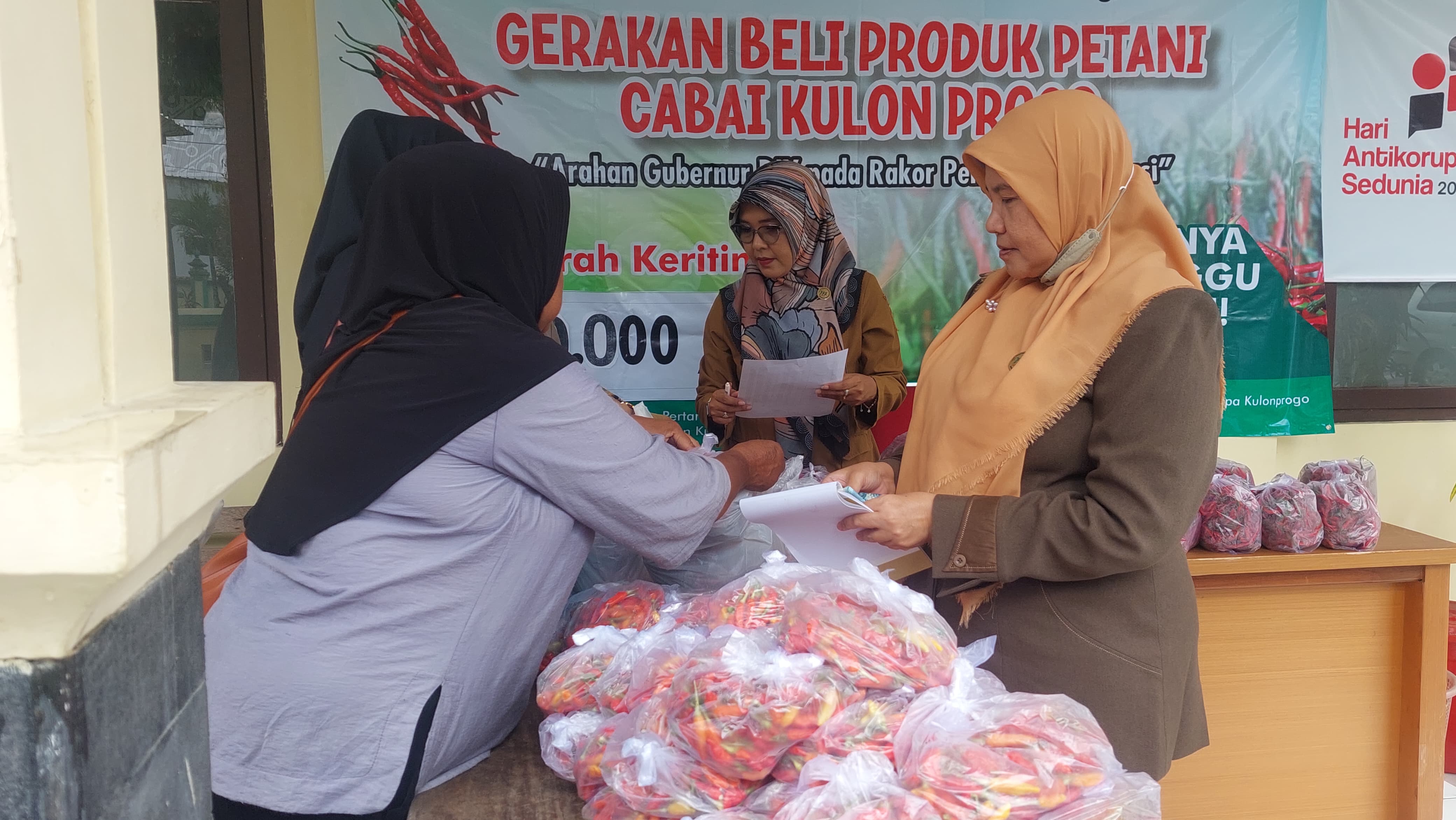 MURAH: Pembeli mengunjungi Kantor Dispertapa untuk membeli cabai dengan harga di bawah standar.&nbsp;