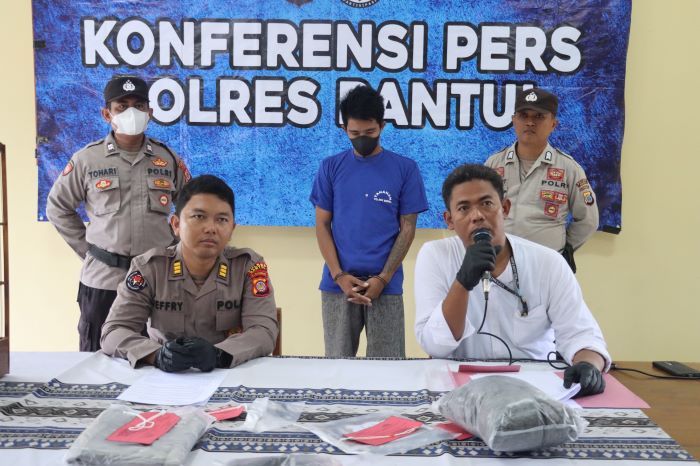Jajaran Polsek Sewon menghadirkan pelaku pencurian burung kontes beserta barang bukti dalam jumpa pers di Mapolsek Sewon, Senin (20/1/2025).