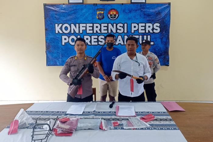 Jajaran Polsek Sewon menghadirkan pelaku dan menunjukkan barang bukti kasus pencurian dalam jumpa pers di Mapolsek Sewon, Senin (20/1/2025).