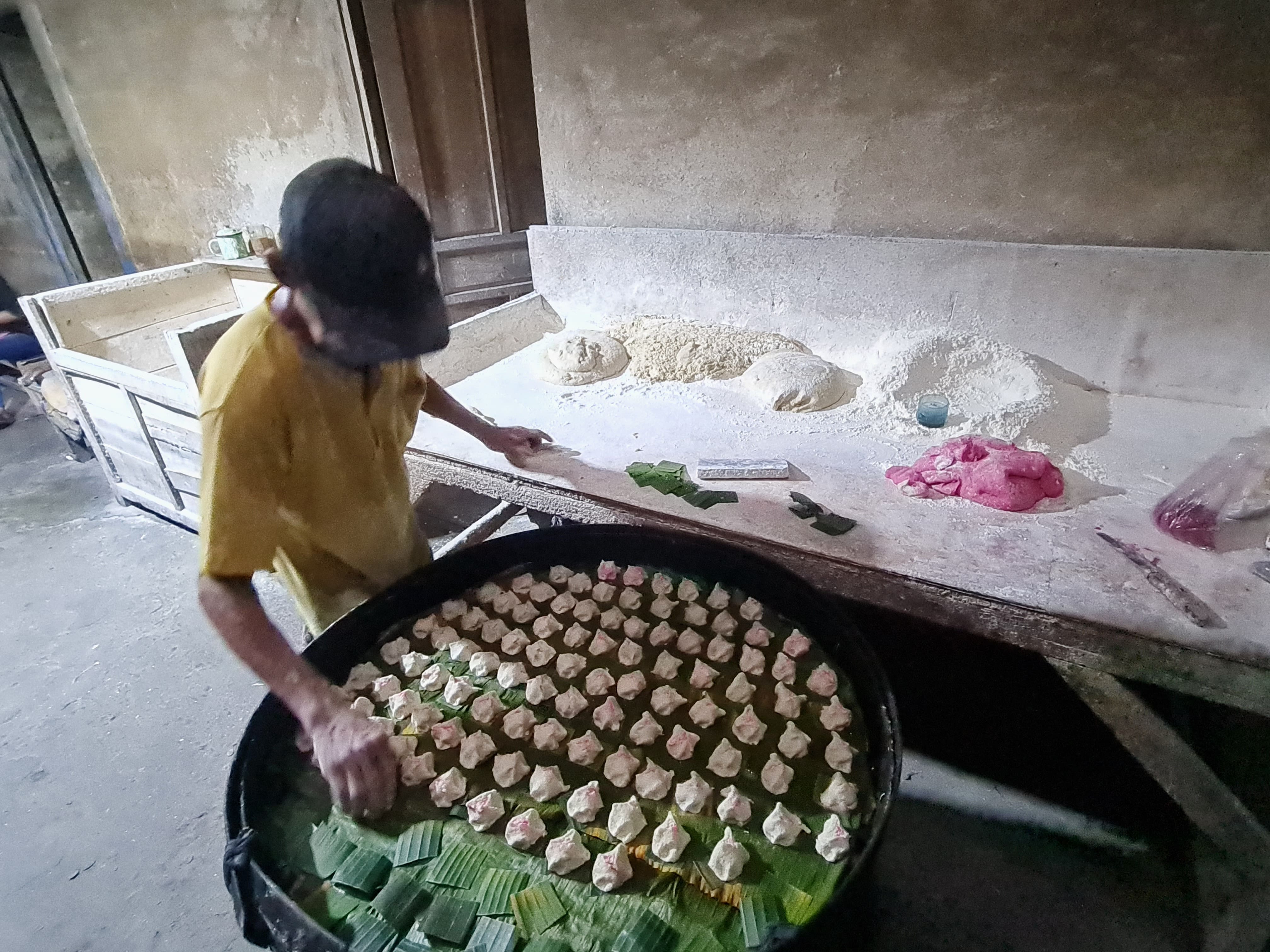 TRADISIONAL: Proses pembuatan kue moho masih terbilang manual. Kue ini banyak diburu warga Tionghoa menjelang Hari Raya Imlek.