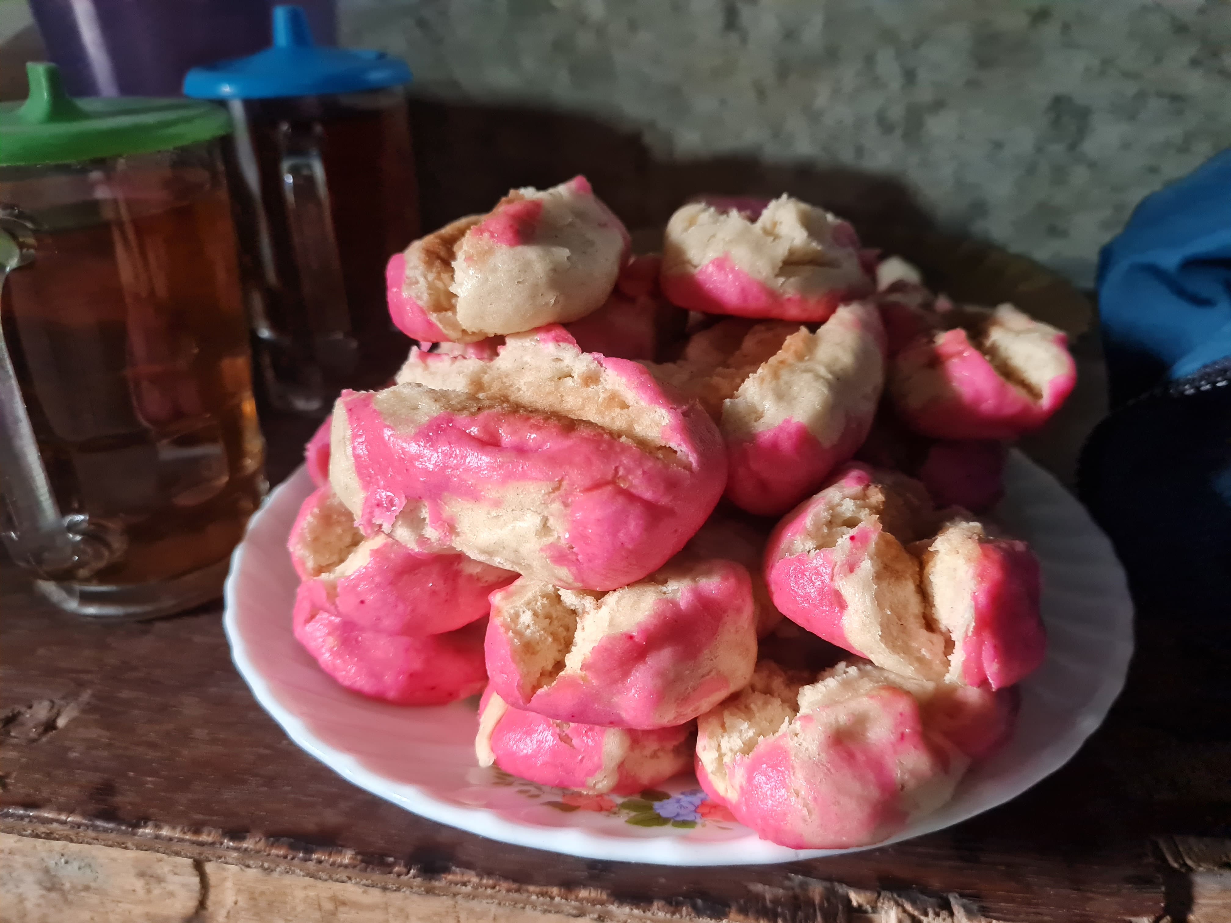 TRADISIONAL: Proses pembuatan kue moho masih terbilang manual. Kue ini banyak diburu warga Tionghoa menjelang Hari Raya Imlek.