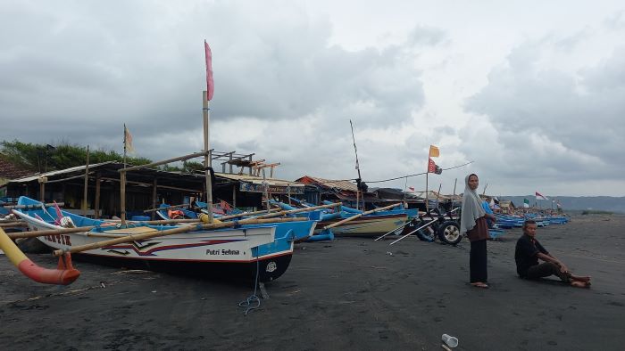 Ilustrasi gelombang tinggi, perahu nelayan di Pantai Depok Bantul teronggok karena cuaca tidak menentu sehingga nelayan tidak melaut.