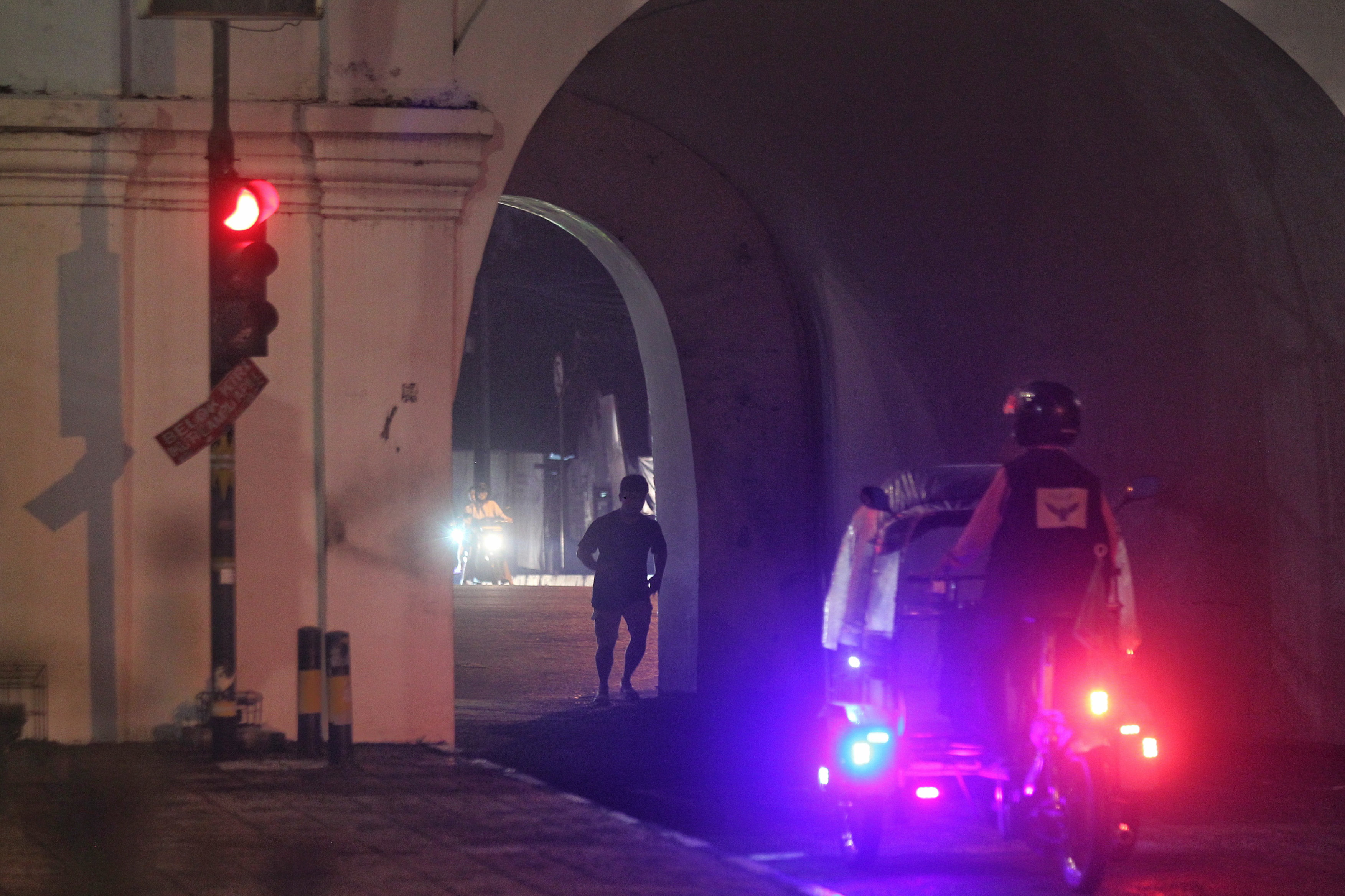 Pengguna jalan melintas di dekat Plengkung Nirbaya atau Plengkung Gading, Kota Jogja, kemarin (21/1). Pihak Keraton Jogja berencana akan melakukan ujicoba penutupan Plengkung Gading