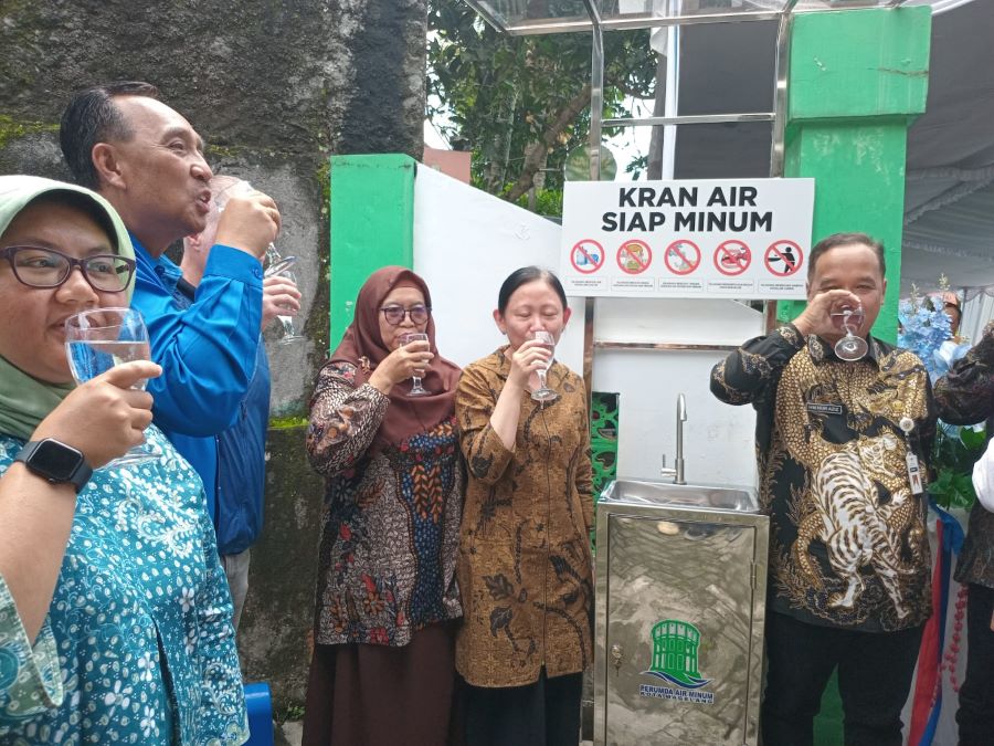 SIMBOLIS: Wali Kota Magelang bersama pejabat terkait saat meminum air dari keran di Cluster Sanggriya, Selasa (21/1/2025).