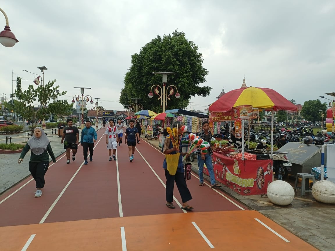 NEKAT JUALAN : Pedagang Kaki Lima (PKL) membuka lapak sembarangan di kawasan Alun-Alun Pancasila, Kebumen.