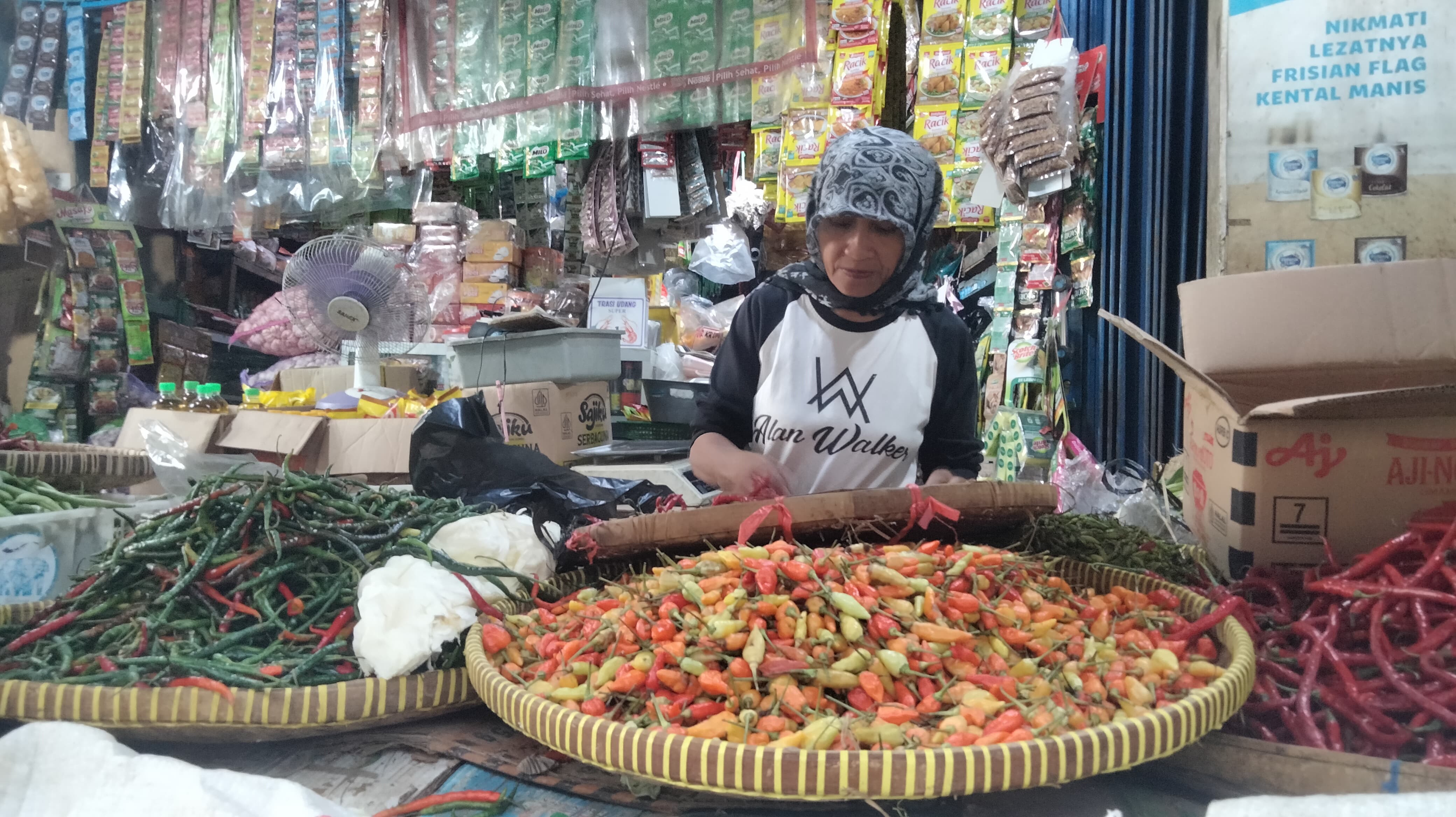 &nbsp;  Pedagang tampak sibuk menata cabai-cabai dagangannya di Pasar Argosari, Wonosari, Gunungkidul, Selasa (21/1).  &nbsp;