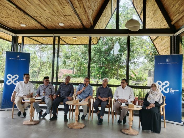 TENGAH: Rektor UII Fathul Wahid saat memberikan penjelasan terkaid milad ke-82 UII Selasa (21/1/2025).
