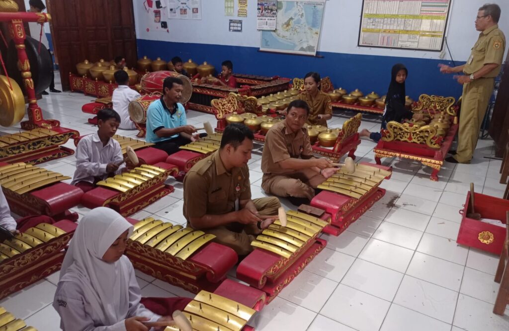 Para guru dan siswa SD N Kedungkamal kompak berkolaborasi memainkan gamelan setiap Senin.