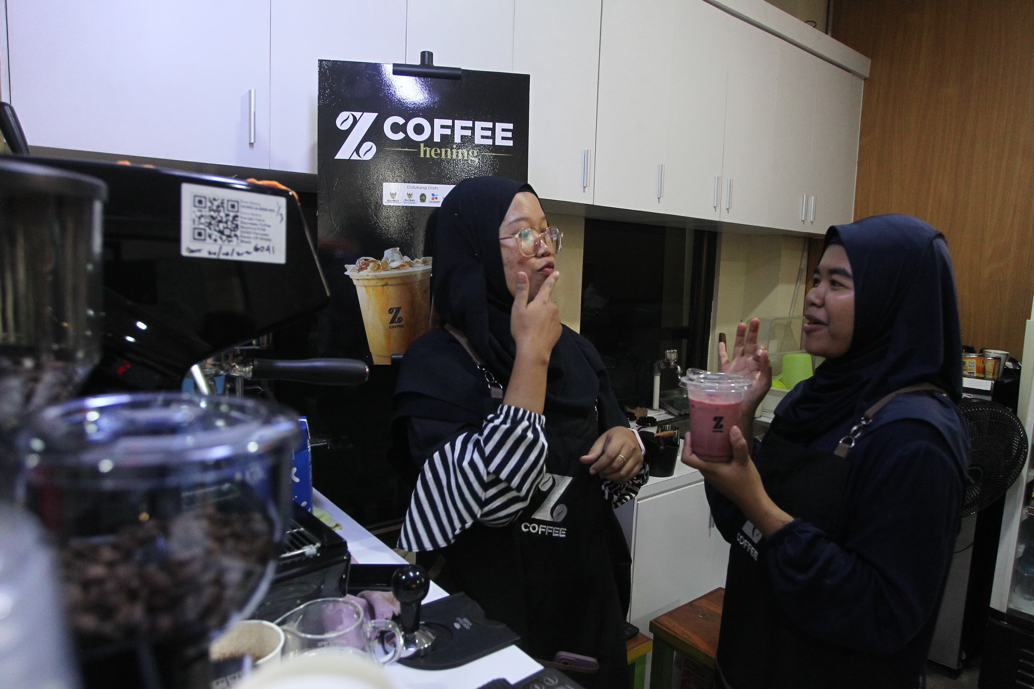 Inas Arbalina (kiri) dan Indah Meirasari, dua barista tunawicara saat beraktivitas di Z Coffee Hening, kompleks Balai Kota Jogja, Selasa (21/1/2025).