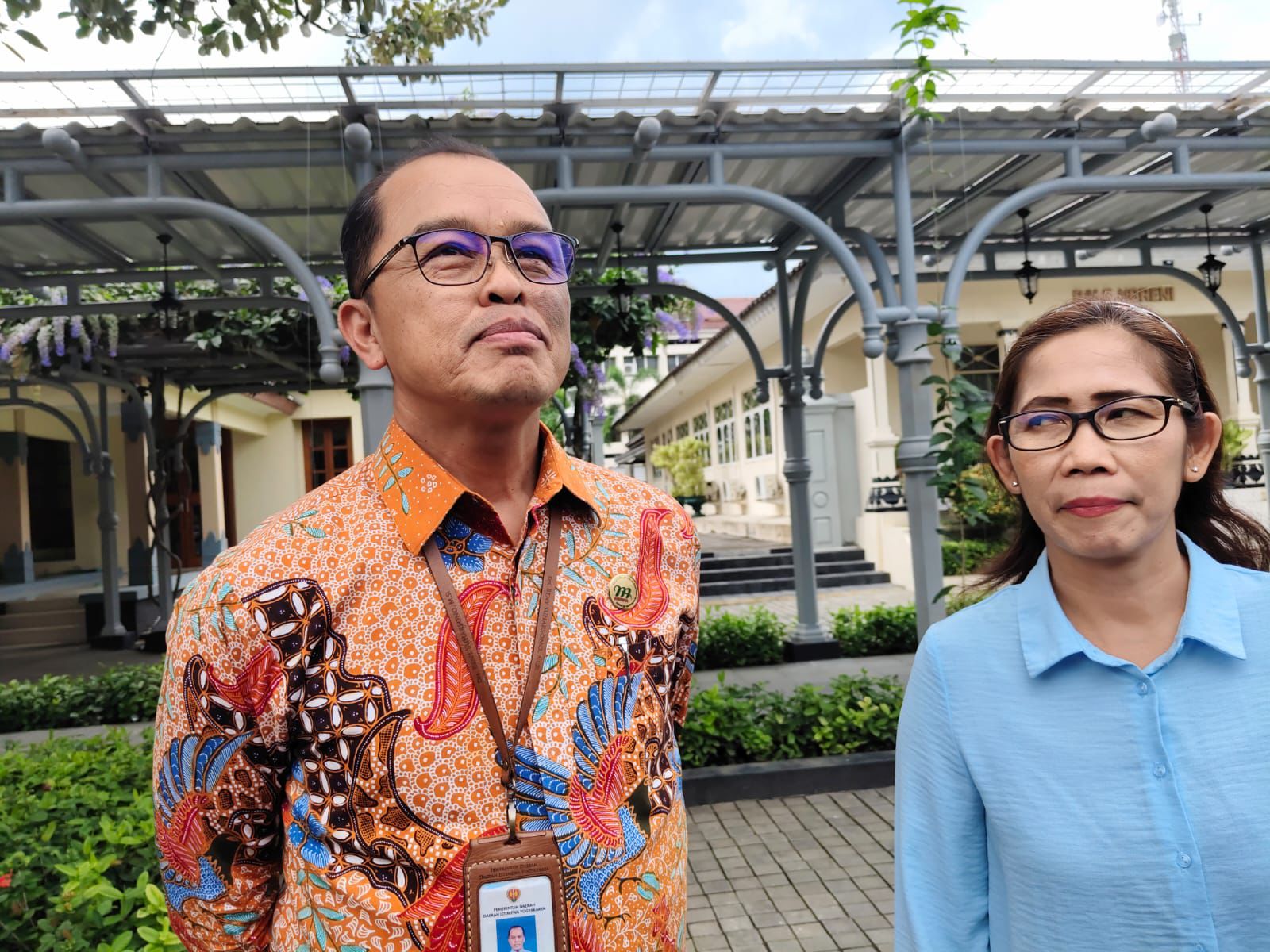 Sekprov DIY Beny Suharsono didampingi Kepala DPUPESDM Anna Rina Herbranti pasca pertemuan dengan Gubernur DIY Hamengku Buwono X untuk membahas rencana pembangunan Gedung JPG, Selasa (21/1/2025).