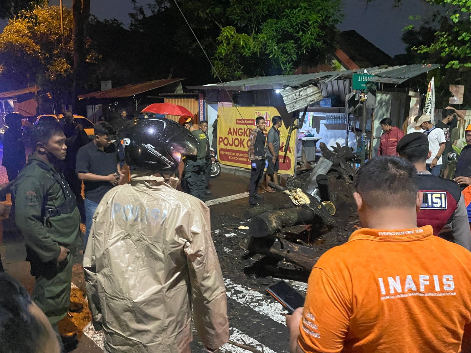 DIEVAKUASI: Petugas saat melakukan evakuasi terhadap perkembangan pohon tumbang yang menimpa orang hingga meninggal dunia di Jalan Cendana, Umbulharjo, Kota Jogja pada Se