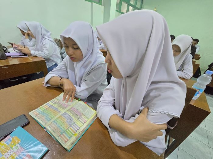 KHUSYUK: Foto siswa MAN 2 Jogja saat membaca Alquran dalam berbagai kegiatan di sekolah.