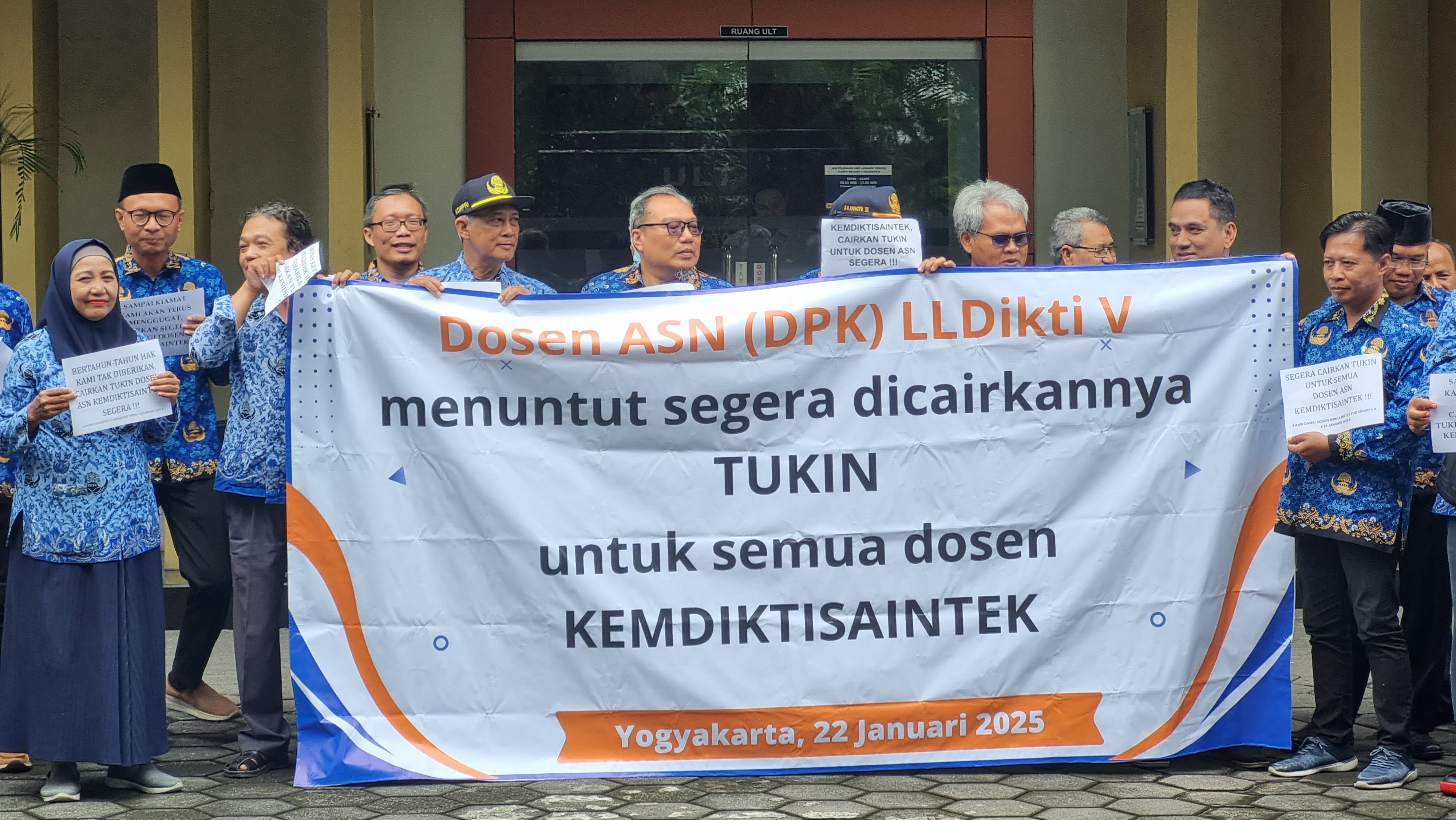 Caption: Puluhan dosen di bawah naungan LLDIKTI Wilayah V menyuarakan hak Tunjangan Kinerja (Tukin) mereka yang tak kunjung turun