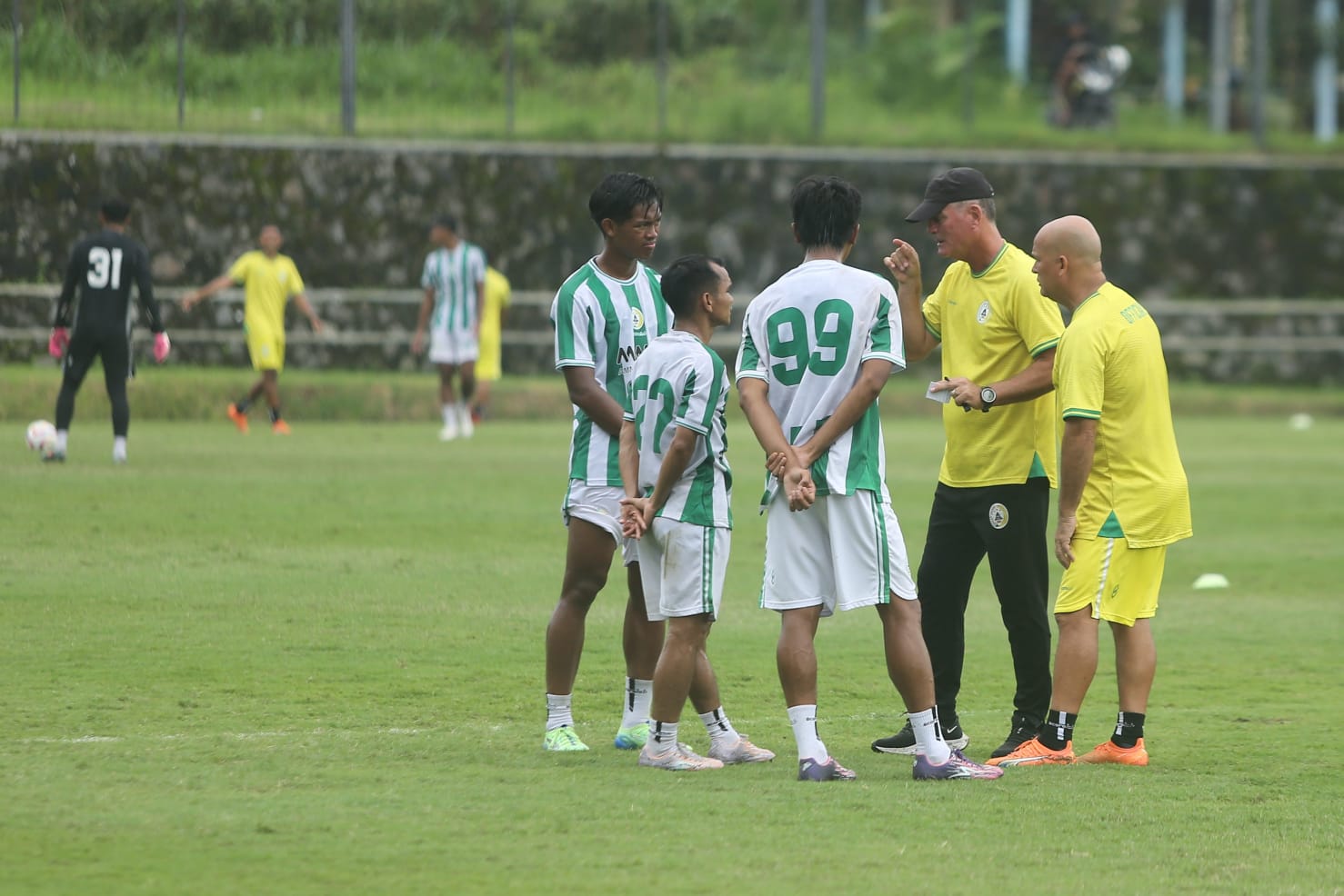 GENJOT PERSIAPAN: Pelatih PSS Sleman Mazola Junior memberikan instruksi kepada pemain di sela latihan rutin di Lapangan Pakembinangun, Sleman, Rabu (22/1).