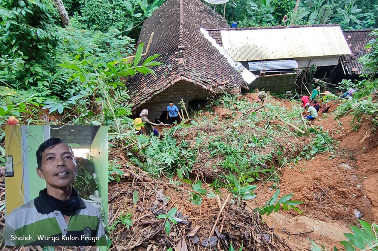 RUSAK: Warga membersihkan material longsor yang menghantam rumah Shaleh.&nbsp;