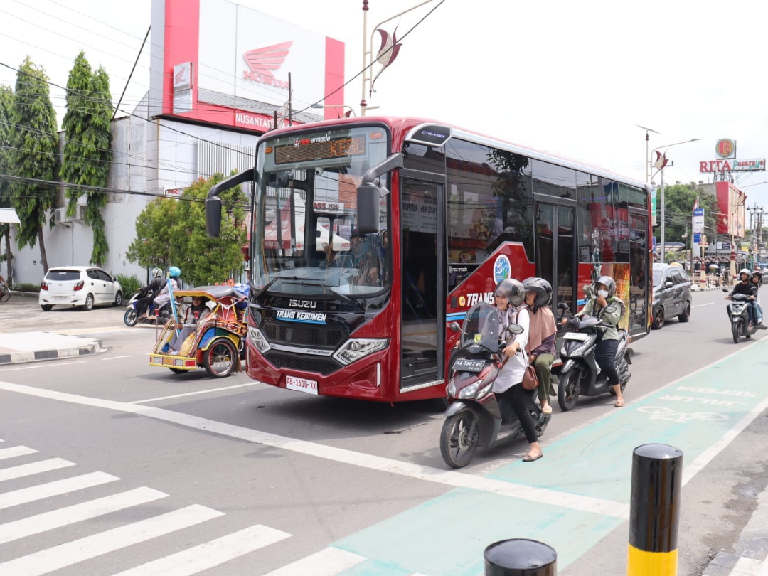 Bus Trans Kebumen melintas di simpang empat Jalan Soekarno-Hatta