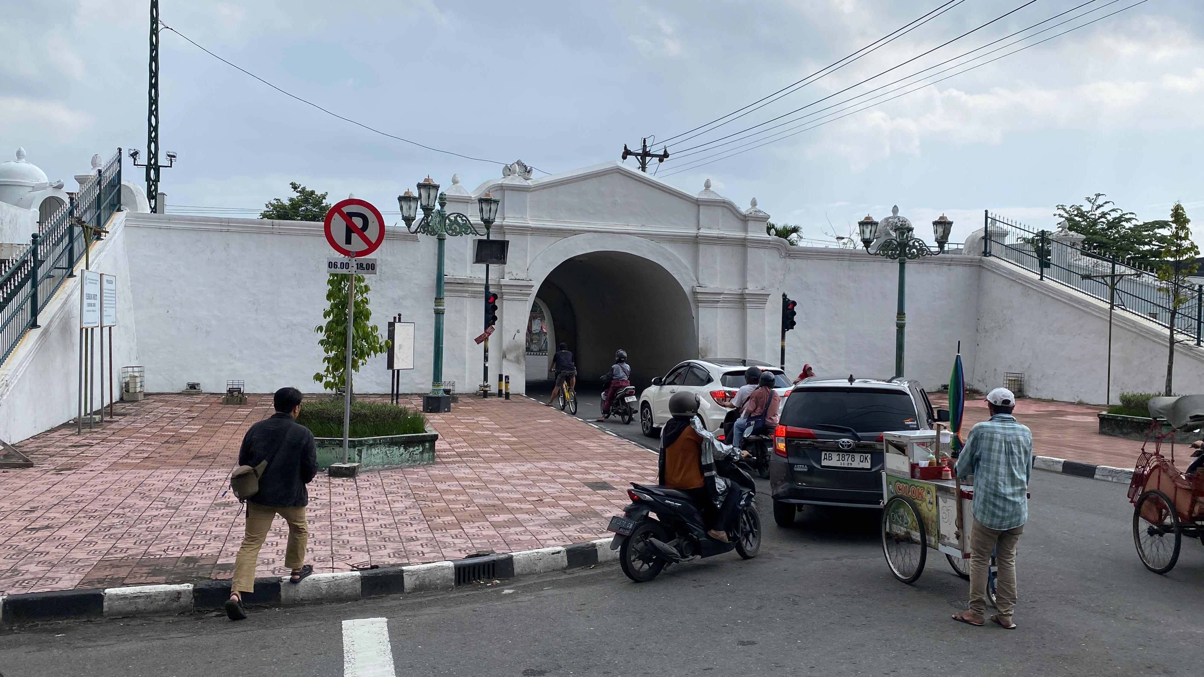 Situasi Plengkung Nirbaya yang meruoakan akses keluar-masuk sebelah Selatan Keraton Jogja, Selasa (21/1/2025).