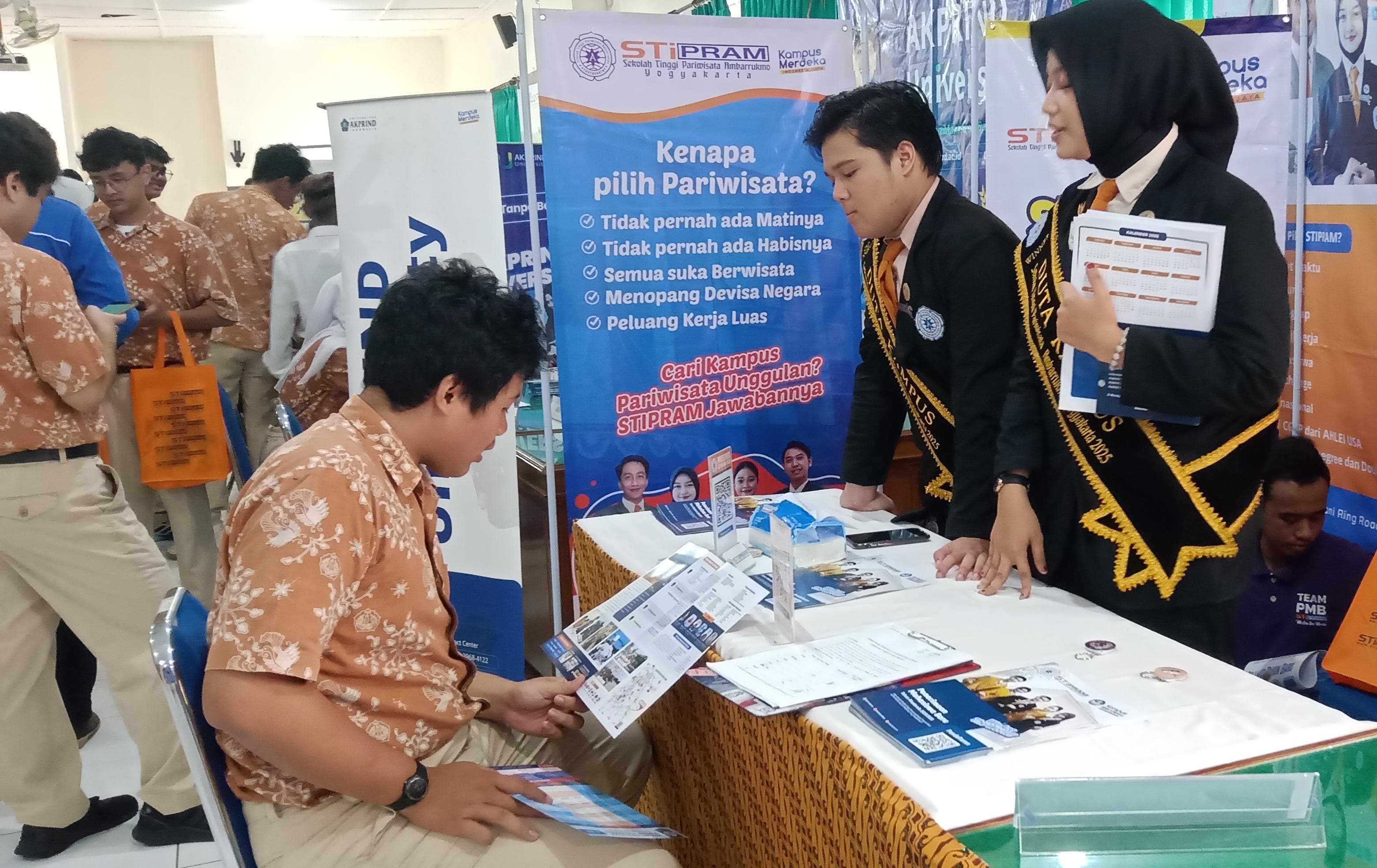 RELASI - Sejumlah siswa SMAN 1 Depok nampak antusias dalam kegiatan Career Day 2025 pada Rabu (22/1/2025)  (GUNAWAN/Radar Jogja)