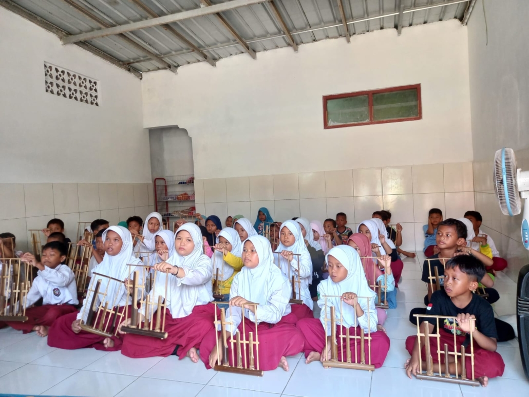 Siswa MI Muhammadiyah Serangrejo (MUSERA) Kulon Progo nampak antusias mengikuti ekstrakuler angklung pada Selasa (2/1/2025)  (Doc MI MUSERA Kulon Progo untuk Radar Jogja)