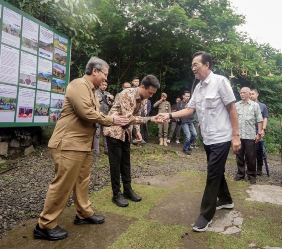 Gubernur DIY Hamengku Buwono X saat penanaman pohon di lereng Merapi