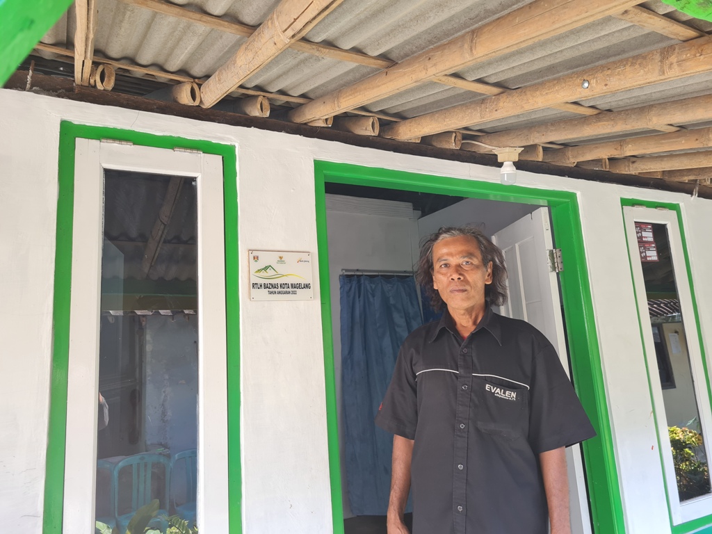SENANG: Mulyono berkesempatan mendapat bantuan dari&nbsp;Baznas&nbsp;Kota Magelang untuk merenovasi RTLH miliknya.